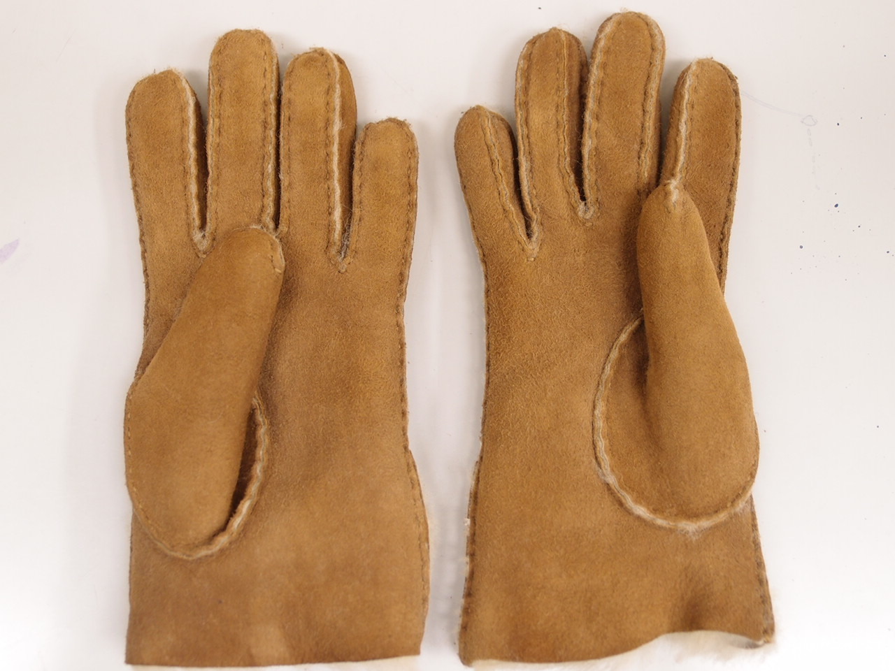 ムートン手袋のシミ抜き: 【革のクリニック】『全国配送OK』藤沢駅